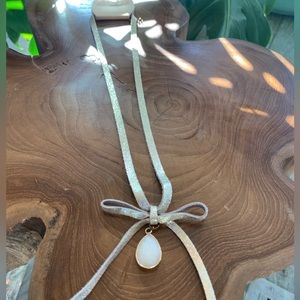 Pleather white gold bow necklace with white quartz pendant